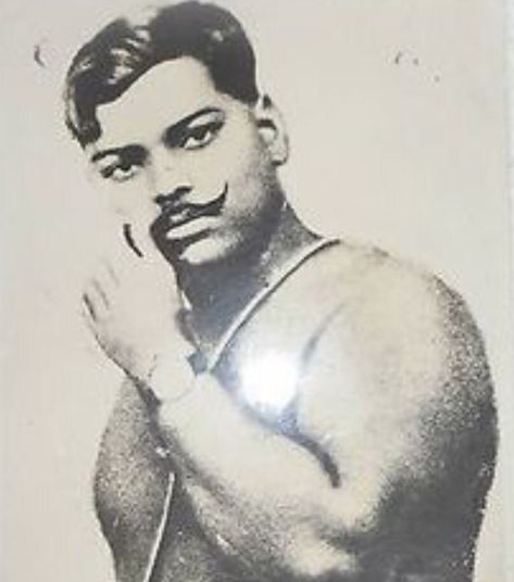 Catch me if you can Chandra Shekhar Azad, Buddha Statue Garden, Freedom Fighters Of India, Chandra Shekhar, Subhas Chandra Bose, Indian Freedom Fighters, Old Film Posters, Indian Legends, Indian History Facts