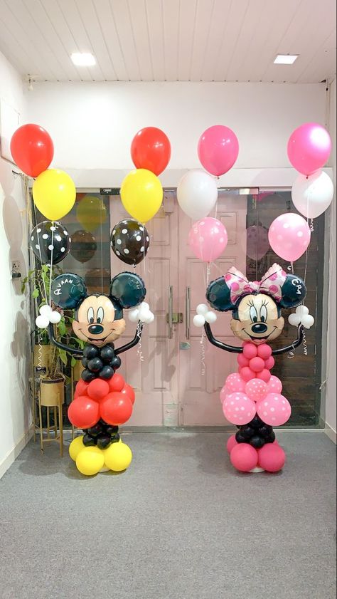 Mickey And Minnie Balloons, Disney Balloon Arch, Mickey Mouse Balloon Decor, Minnie Mouse Candy Table, Mickey Birthday Cakes, Γενέθλια Mickey Mouse, Minnie Mouse Birthday Theme, Mickey Mouse Birthday Decorations, Mickey First Birthday