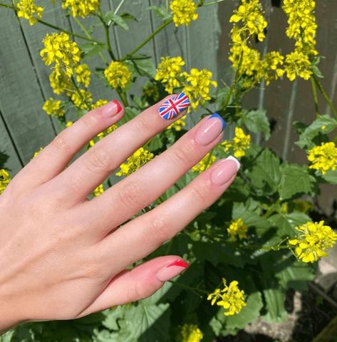 Nail Art Flag Design, England Flag Nails, London Nail Art, London Nails Ideas, England Nails Designs, London Inspired Nails, British Nails Designs, Archery Nails, London Nails Designs