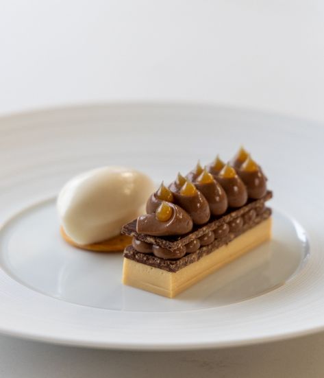 Fall Plated Dessert Ideas, Pear Plated Dessert, Chocolate Fine Dining Dessert, Fine Dining Dessert Ideas, Winter Plated Desserts, Chocolate Dessert Plating, Fall Plated Desserts, Winter Desserts Fine Dining, Dessert Plating Ideas Fine Dining