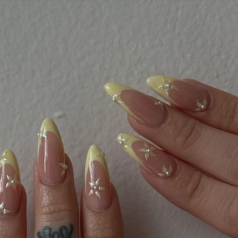 Trendy Products, Summery Nails, Classy Acrylic Nails, Pretty Gel Nails, Yellow Nails, Minimalist Nails, Classy Nails, Funky Nails, Pretty Acrylic Nails