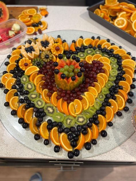 Fruit Platter Wedding Party Ideas, Fruit Tray Arrangements, Chartuerie Board, Bridal Shower Fruit Tray, Wedding Fruit Displays, Fruit Table Display, Valentine Charcuterie, Fruit Tray Designs, Fruit Tables