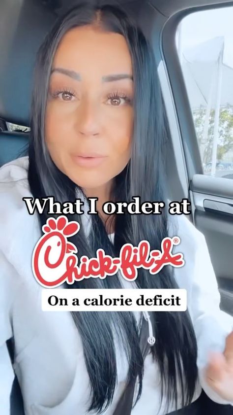 Calorie Deficit Macros, Calorie Deficit Chicken Recipes, Chickfila Hacks, Calorie Deficit Fast Food, Calorie Deficit Salad, High Protein Calorie Deficit Diet, Chick Fil A Order Ideas, Chick Fil A Salad, High Protein Fast Food Options