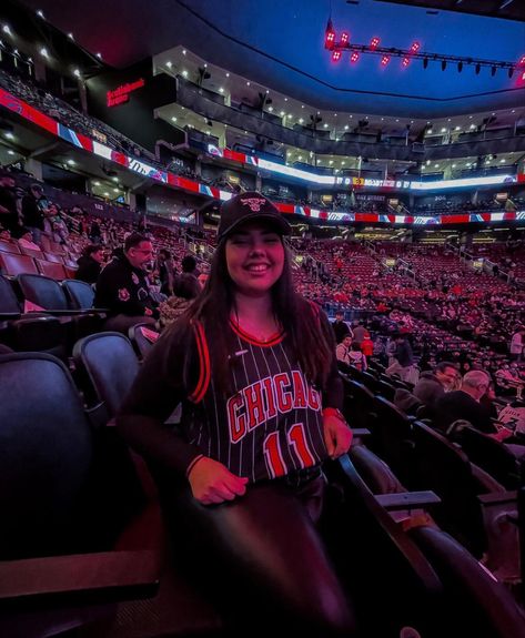 Raptors Game Outfit Women, Bulls Game Outfit Women, Chicago Bulls Outfit, Liz Tomforde, Women In Sports, Chicago Aesthetic, Sports Outfits, Game Outfit, Nba Sports