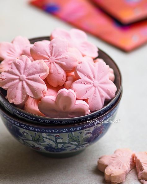 Traditional Chinese New Year cookies made of sago flour is Malaysian favourite cookies during festive season. It’s light, airy and delicate in texture that melt in your mouth. Chinese 5 Spice Cookies, Cny Cookies, Chinese Cookie, Chinese New Year Cookies Recipes, Almond Cookies Chinese, Chinese Restaurant Almond Cookies, Chinese Cookies, Chinese New Year Cookies, Cookie Baskets