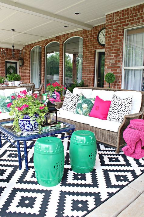 Outdoor Colorful Decor, Outdoor Dining Table Ideas Backyards, Preppy Porch Decor, Bright Patio Ideas, Bright Outdoor Decor, Beautiful Back Porches, Back Porch Set Up Ideas, Colorful Back Porch, Cute Back Porch Ideas