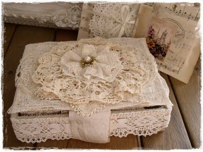 . Baños Shabby Chic, Shabby Chic Boxes, Shabby Chic Desk, Shabby Chic Nursery, Decoration Shabby, Shabby Chic Living, Lace Crafts, Shabby Chic Room, Chic Bedding