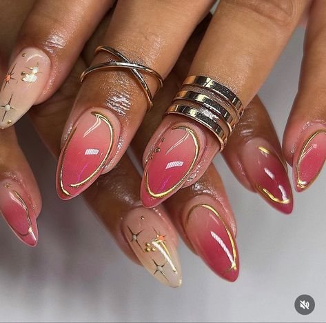 Aura Nails With Gold Chrome, Gold And Pink Nail Designs, Pink And Gold Chrome Nails, Pink And Gold Acrylics, Aurora Nails Design, Trend Fall 2023, Gold Chrome Nails Designs, Pink And Gold Nail Designs, Gold Chrome Nail Art