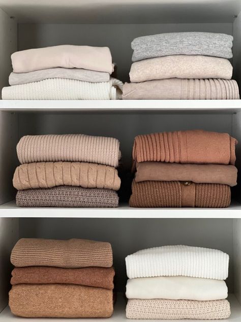 Minimal Closet Aesthetic, Closet Organization Ideas Shelves, Cleaning Wardrobe, Full Closet, Minimalistic Closet, Full Closet Aesthetic, Minimal Bedroom Ideas, Minimal Closet, Apartment Closet Organization