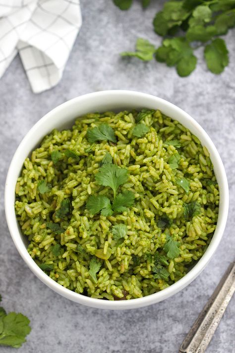 Mexican Green Rice (Arroz Verde) Recipe Barbacoa Sides Dishes, Green Rice Recipe, Ground Beef Breakfast, Mexican Side, Eating Green, Mexican Side Dishes, Cilantro Rice, Verde Recipe, Seared Chicken Breast