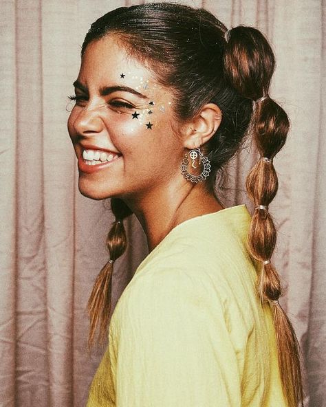 Bohemian Makeup, Hippie Makeup, Space Bun, Make Carnaval, Festival Makeup Glitter, Rave Hair, 70s Hair, Hippie Hair, Star Makeup