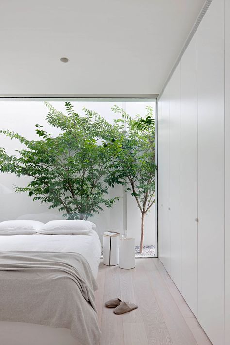 Bedroom with window framing tree Outdoor Space Design, Interior Minimalista, House Bedroom, Patio Interior, Interior Modern, Interior Garden, Floor To Ceiling Windows, Minimalist Home Decor, Minimalist Interior