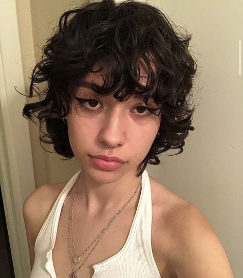 Amelie Haircut, Enby Haircuts, Wavy Hair 2b, Messy Wavy Hair, Hair Styels, Natural Curly Hair Cuts, Textured Haircut, Hair Inspiration Short, Short Curly Haircuts