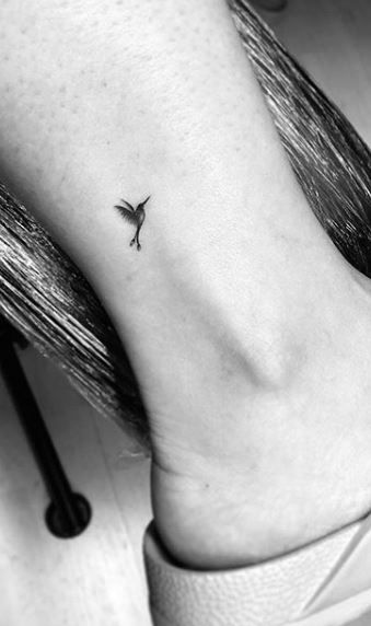 Tiny Bird Tattoos For Women Finger, Tiny Tattoos Hummingbird, Small Hummingbird Tattoo Ankle, Microrealism Hummingbird Tattoo, Micro Memorial Tattoo, Hummingbird Tattoo Finger, Micro Tattoo Hummingbird, Tiny Hummingbird Tattoos, Small Hummingbird Tattoo Black