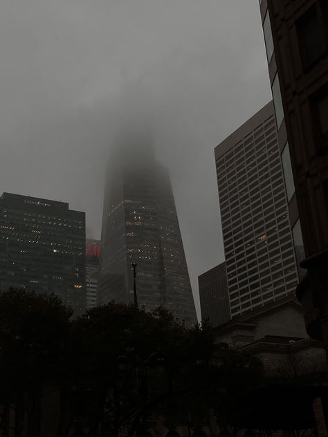 New York City dressed in a cloudy overcast. Cloudy New York, Nyc Cloudy, Wattpad Lifestyle, Gray Hour, Cloudy City, Cloudy Photography, Grey Hour, Cloudy Aesthetic, New York Brownstone