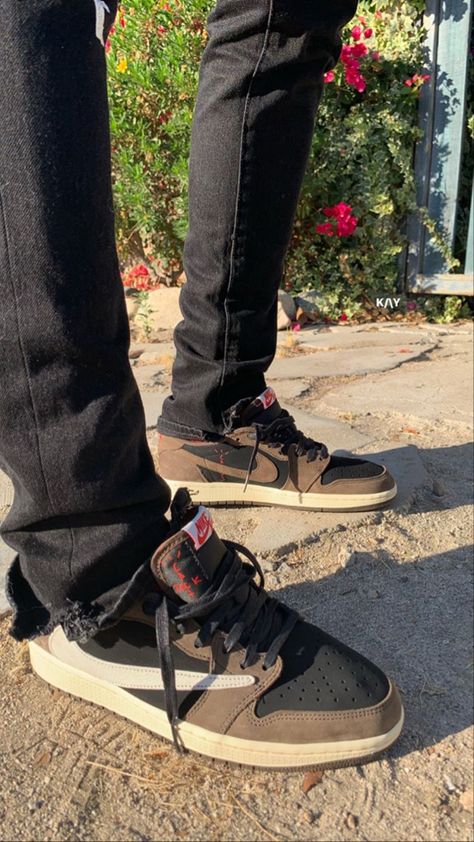 Travis Scott Aj1 Low Outfit, Aj1 Low Outfit, J1 Low, Rapper Fashion, Custom Jordans, Jordan Shoes Retro, Basket Vintage, All Nike Shoes, Outfits Hombre