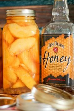 Maple Whiskey, Homemade Liquor, Liquor Recipes, Postre Keto, Moonshine Recipes, Liqueurs Recipes, Peach Recipe, Jim Beam, Canning And Preserving