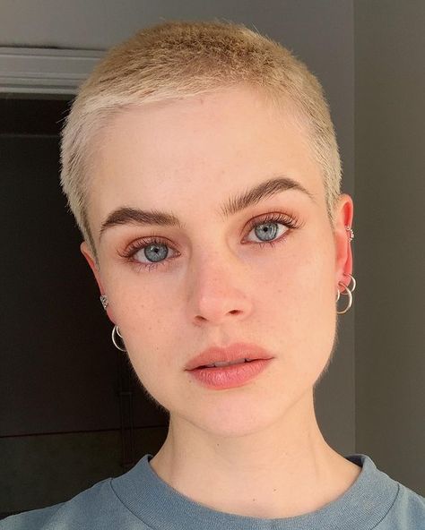 Buzzcut Women, Michelle Williams Hair, Bald Haircut, Buzzcut Girl, Buzzed Hair, Bald Girl, Super Short Hair, Shot Hair Styles, Bleach Blonde