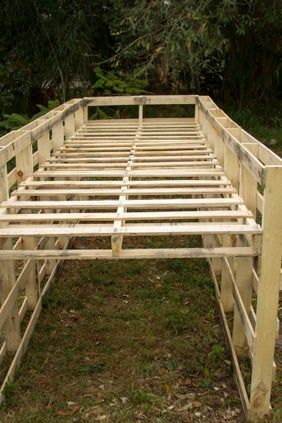 Raised Pallet Garden : 3 Steps (with Pictures) - Instructables Palette Raised Garden Bed, Repurposed Garden Beds, Pallet Planters Ideas, Raised Pallet Garden, Pallet Garden Fence, Pallet Garden Box, Barn Landscaping, Pallet Garden Ideas, Elevated Garden