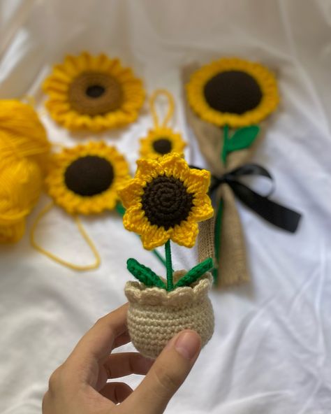 🪴 sunflower pot �🪴 These flower pots can be customized with any flower of your choice. It’s the perfect desk buddy to brighten up your workspace and add a touch of nature to your day. 🌻 Also, catch a little glimpse of all the sunflower-themed products coming your way 💛 #thekrochetco #crochetflowers #sunflowers #crochetsunflower #crochetflowers #crochetcharms Sunflower Pot, Ideas Regalo, Desk Buddy, Crochet Sunflower, Perfect Desk, Crochet Flowers, Flower Pots, Sunflower, Desk