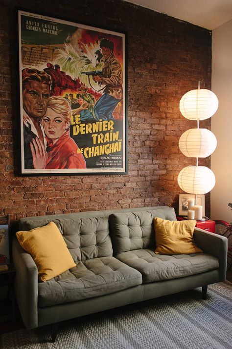 Decoração vintage moderna - sala com pôster vintage Dark Couch, Bar Deco, Casa Vintage, Loft House, A Living Room, Brick Wall, My Dream Home, Home Decor Accessories, House Tours