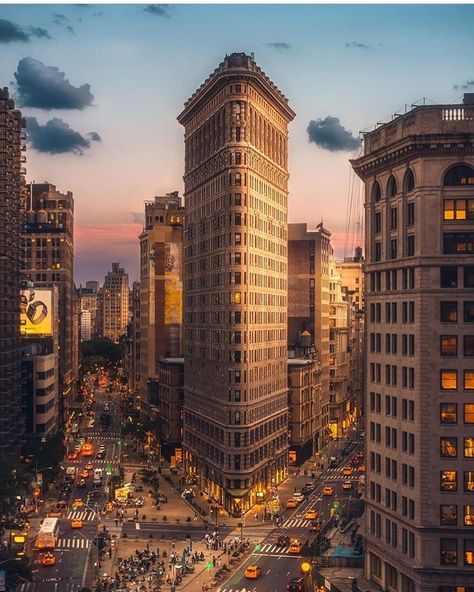 Views of the flatiron building. Tag someone you would watch the sunset with 📸 @bartblachnio Flatiron Building Nyc, Nyc Neighborhoods, New York City Aesthetic, Travel Life Hacks, New York City Photos, Luxury Travel Destinations, Flatiron Building, City Of Dreams, New York Photos