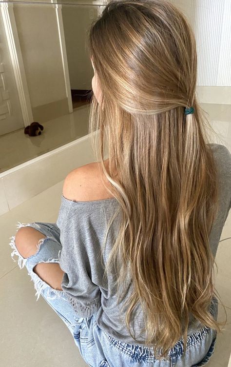 Golden Blonde Brown Balayage, Deep Honey Blonde Hair, Light Brown Blonde Hair Honey, Dirty Blonde Hair With Highlights Honey, Golden Hair With Highlights, Blonde Caramel Hair, Serena Van Der Woodsen Hair, Dark Golden Blonde Hair, Dark Honey Blonde