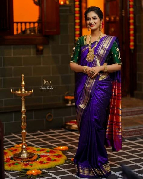 Maharashtrian Paithani Saree Look, Purple Saree Contrast Blouse, Maharashtrian Saree Look Simple, Violet Saree Contrast Blouse, Nauvari Saree Blouse, Paithani Saree Traditional Look, Traditional Saree Poses, Paithani Saree Wedding, Contrast Saree