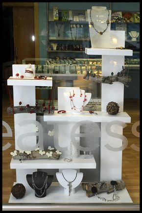 Escaparate Createsse Cabo Huertas (Alicante) Decoration Vitrine, Jewerly Displays, Jewelry Store Design, Jewellery Shop Design, Boutique Display, Craft Stalls, Diy Jewelry Display, Craft Fair Displays, Boutique Decor