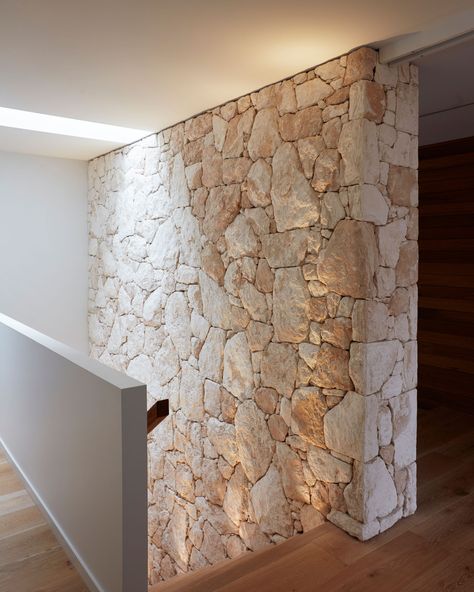 Limestone House sees Planned Living Architects project outward, encouraging moments of connection with the natural, to propose a texturally diverse and relaxing coastal abode. Limestone House, Stone Feature Wall, Affordable Mattress, Stone Wall Design, Stone Wall Cladding, Stair Wall, Limestone Wall, Stone Cladding, Hybrid Mattress