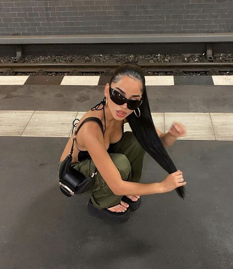 Platform Sandals Outfit, Mode Poses, Instagram Baddie, Shotting Photo, Pic Pose, Foto Poses, Instagram Pose, Instagram Photo Inspiration, Ideas For Instagram Photos