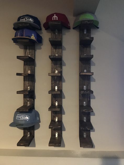 Hat Storage Ideas Men, Kids Hat Rack, Hat Shelf Ideas Diy, Hat Shelves Ideas, Bedroom Hat Rack, Hat Display Shelf, Cool Hat Rack Ideas, Ideas For Hats Storage, Fitted Hat Storage Ideas