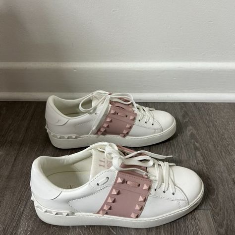 Valentino Garavani Rock Stud Sneaker White & Pink Valentino Pink Shoes, Valentino Shoes Sneakers, Valentino Pink, Valentino Sneakers, Tennis Shoes Outfit, Studded Sneakers, Valentino Garavani Shoes, Shoe Wishlist, Shoe Inspo