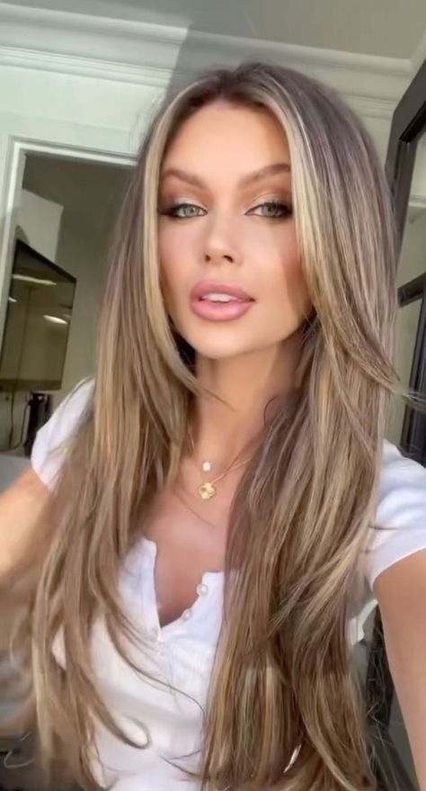 Hair Extension Layers, Brownie Blonde Hair, Caramel And Blonde Hair, Edgy Hair Color Ideas Blondes, Framed Haircut Long Hair, Cinnamon Roll Hair Color, 22inch Hair Extensions, Caramel Brownie Hair, Flippy Hairstyles