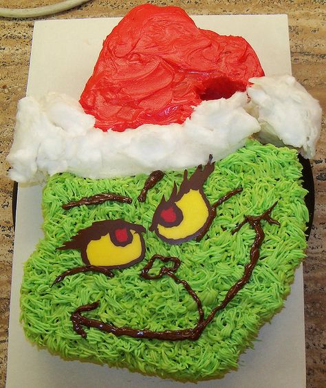 Grinch cake by Erika's Edible Art, via Flickr Christmas Cupcake Cake, Grinch Cake, Pull Apart Cupcake Cake, Pull Apart Cake, Grinch Christmas Party, Pull Apart Cupcakes, Grinch Party, Grinch Christmas Decorations, Christmas Cupcakes