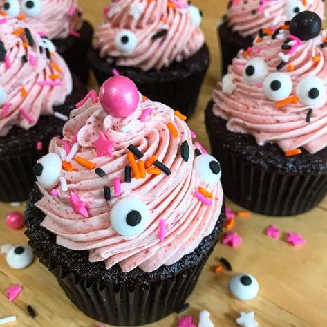 Halloween Birthday Cupcake Cake, Girly Halloween Cupcakes, Halloween Birthday Cupcakes For Kids, Pastel Halloween Cupcakes, Pink Halloween Cupcakes, Hot Pink Cupcakes, Baby Shower Sheet Cakes, Monster Cakes, Girl Birthday Cupcakes