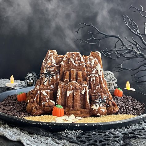 Haunted House Cake, Haunted Manor, Bundt Cake Pan, House Cake, Halloween Baking, Primitive Halloween, Classic Cake, Jello Shots, Bundt Pan