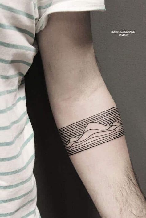 Wave tattoos for men has the ability to immortalize most of your best moments in the ocean and they are visually appealing. Find the best ideas! #tattoofriday #tattoos #tattooart #tattoodesign #tattooidea #tattoosforman #tattosfashion #tattoostyle #tattoo2me #tattooinspiration #tattoomodel Minimalist Tattoo Meaning, Tattoo Band, Tato Henna, Wave Tattoo, Handpoke Tattoo, Tattoos Geometric, Arm Band Tattoo, Waves Tattoo, Maori Tattoo