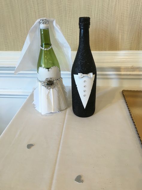 Wine Bottle Bride And Groom, Bride And Groom Wine Bottles Diy, Groom Shower Ideas Decorations, Coke Wedding Favors, Holly Wedding, Bridal Shower Wine, Diy Wedding Reception, Glitter Bottle, Bottle Decoration