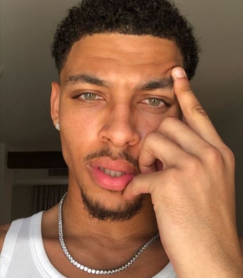 Waves Hairstyle Men, Siren Eyes, Two Lips, Light Skin Men, Nba Fashion, Black Men Haircuts, Cute Black Babies, Cute Black Guys, Corte De Cabelo Masculino