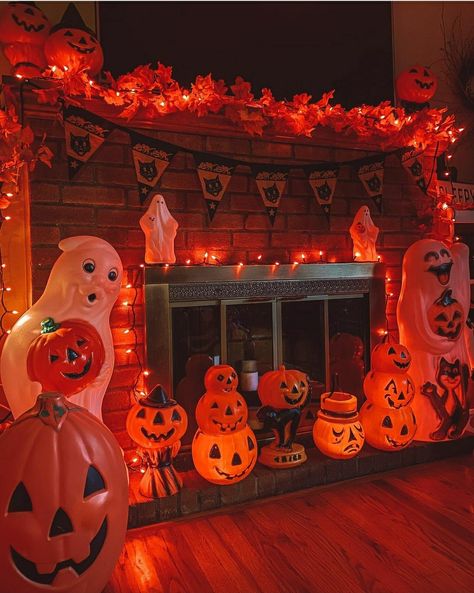 Halloween deco 1930s Halloween Decorations, 70s Halloween Decorations, Kitschy Halloween Decor, 1990s Halloween Aesthetic, 1950s Halloween Aesthetic, Early 2000s Halloween Decor, 80s Halloween Decor, 1920s Halloween Decor, 80s Halloween Decorations