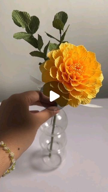 Crepepaperflower Diy, Flowers With Crepe Paper, Crepe Paper Crafts, Paper Dahlia, Paper Garlands, Christmas Decorations Centerpiece, Paper Flower Crafts, Handmade Paper Crafts, How To Make Paper Flowers