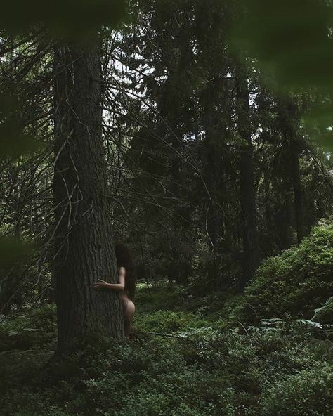 Nude Aesthetic Photoshoot, Green Witch Aesthetic, Nature Photoshoot, Forest Photos, Forest Bathing, Forest Photography, Witch Aesthetic, Wild Woman, Green Witch