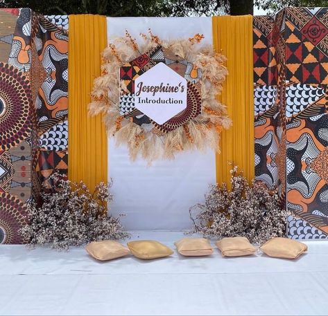 African Themed Backdrop, African Party Theme Table Settings, African Wedding Decorations Receptions, Ghana Party Decorations, African Wedding Backdrop Ideas, African Backdrop Ideas, African Traditional Wedding Backdrop, African Centerpieces Ideas, Ruracio Decor Ideas