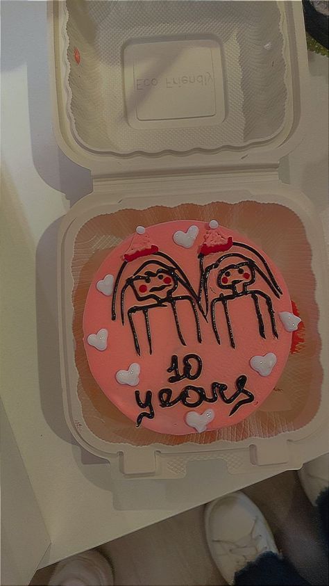 Friend Anniversary Cake, Friendship Anniversary Cake, Friendship Anniversary Ideas, Bff Cake Ideas Best Friends, 10 Years Anniversary Cake, Bff Cake, Friend Vision Board, Friendship Cake, Friendship Anniversary