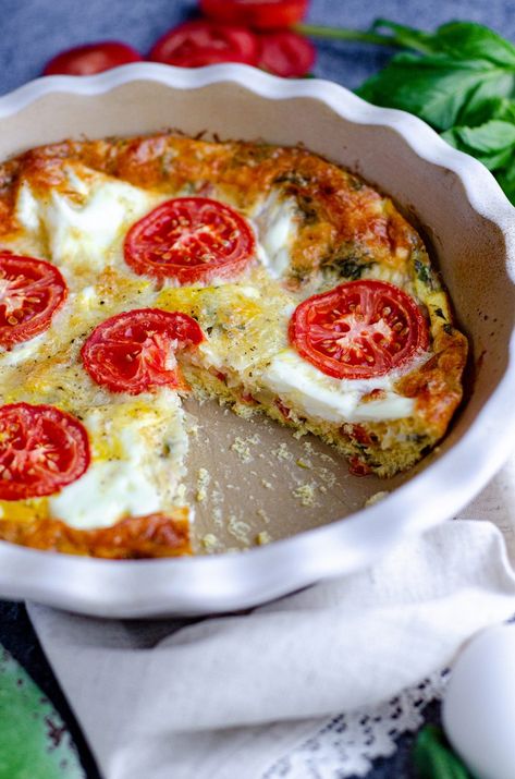 A crustless, low-carb quiche bursting with flavorful basil, creamy mozzarella, and juicy tomatoes. Caprese Quiche, Low Carb Quiche, Quiche Recipes Easy, Tomato Mozzarella, Crustless Quiche, Fettuccine Alfredo, Favorite Pie, Juicy Tomatoes, Quiche Recipes