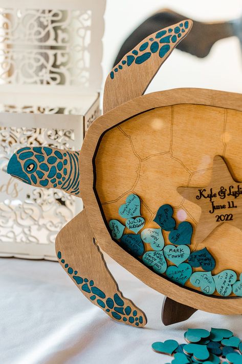 Beach Wedding Memory Ideas, Nautical Guest Book Ideas, Aquarium Wedding Centerpieces, Wedding Decor Beach Theme, Beach Wedding Guest Book Ideas, Aquarium Theme Wedding, Wedding Ideas Sea, Turtle Wedding, Aquarium Wedding Ideas