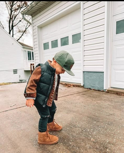 Neutral Mens Outfits Family Photos, Toddler School Outfits Boy, Boy Toddler Winter Outfits, Baby Boy Autumn Outfits, Fall Outfits Baby Boy, Toddler Autumn Outfits Boy, Toddler Boy Autumn Outfits, Fall Boys Outfits, Toddler Boy Photoshoot Outfits