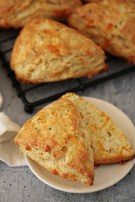 Cheddar and Chive Scones - Onion Scones, Cheese And Chive Scones, Chive Scones, Savory Scones Recipe, Savory Bacon, Cheese Scones, Savory Scones, Bacon Cheddar, Scone Recipe