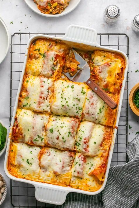 Healthy lasagna that packs a protein punch? Yes, please! This high-protein lasagna combines lean ground turkey, cottage cheese, spinach, and Smoked Lasagna, Cottage Cheese Spinach, Healthy Lasagna Recipes, Beef Lasagna Recipe, Healthy Lasagna, Burger Recipes Beef, Lean Protein Meals, Lasagna Recipes, Tortellini Bake